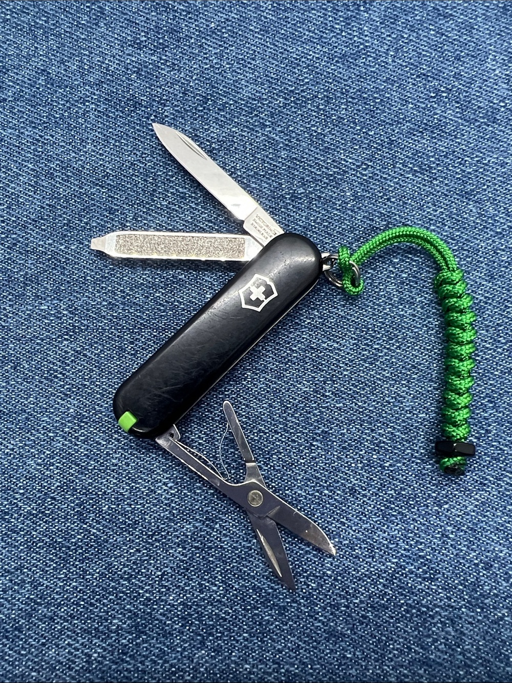 Victorinox Classic SD Swiss Army Knife 58mm SAK with Paracord Lanyard Preowned